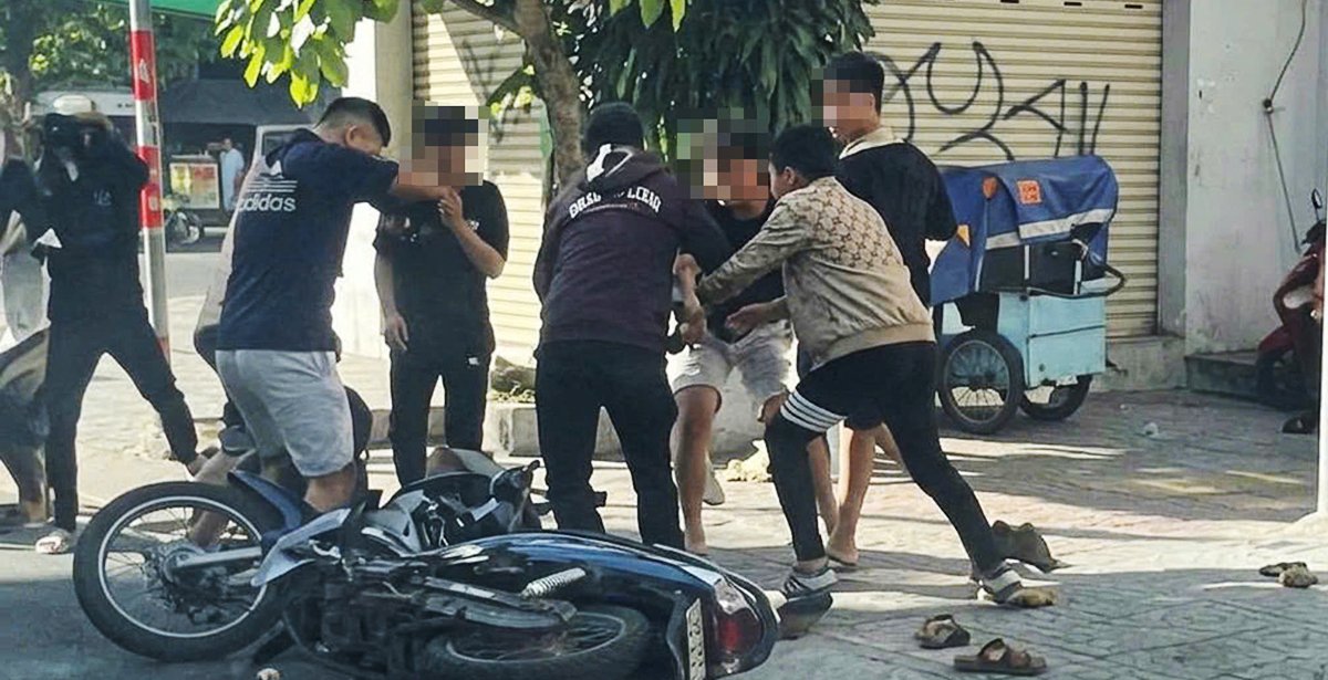 Hai nhóm thanh thiếu niên ẩu đả dữ dội trên đường vì mâu thuẫn liên quan đến bạn gái