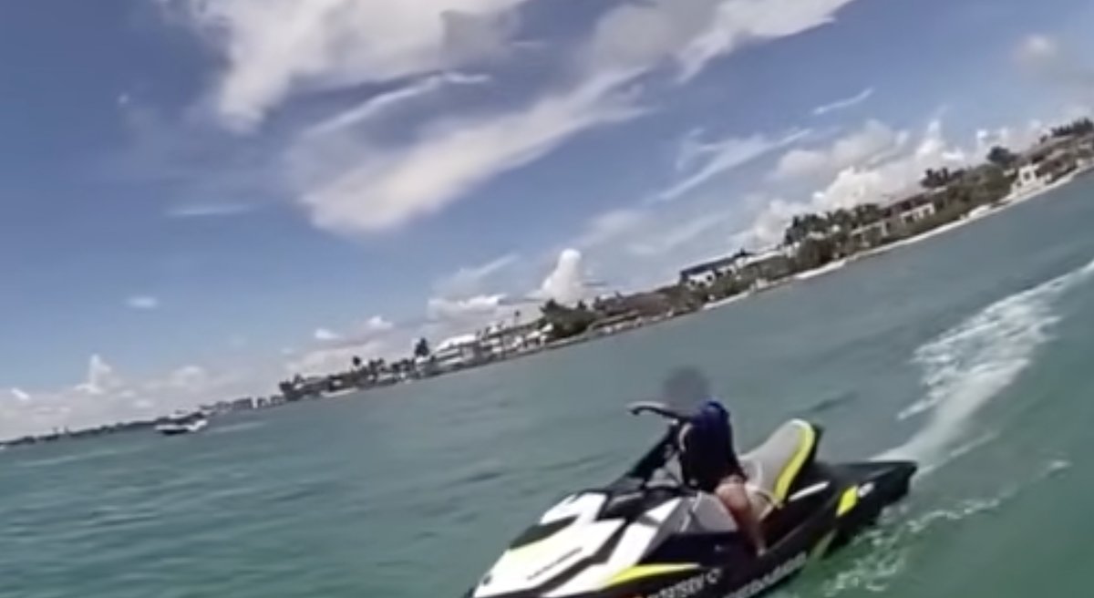Cha bị bắt vì để con trai 8 tuổi tự điều khiển mô tô nước trên vùng biển Florida