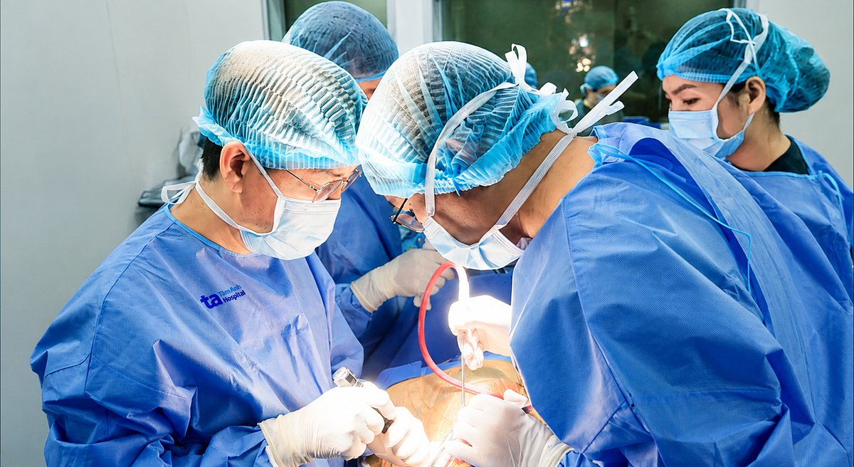 Cụ bà 72 tuổi được phẫu thuật nắn chỉnh cột sống bằng 12 ốc vít