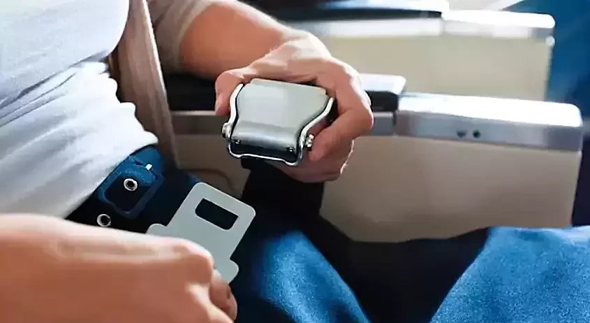 Dây an toàn máy bay: Tụ điểm vi khuẩn thường bị sơ suất
