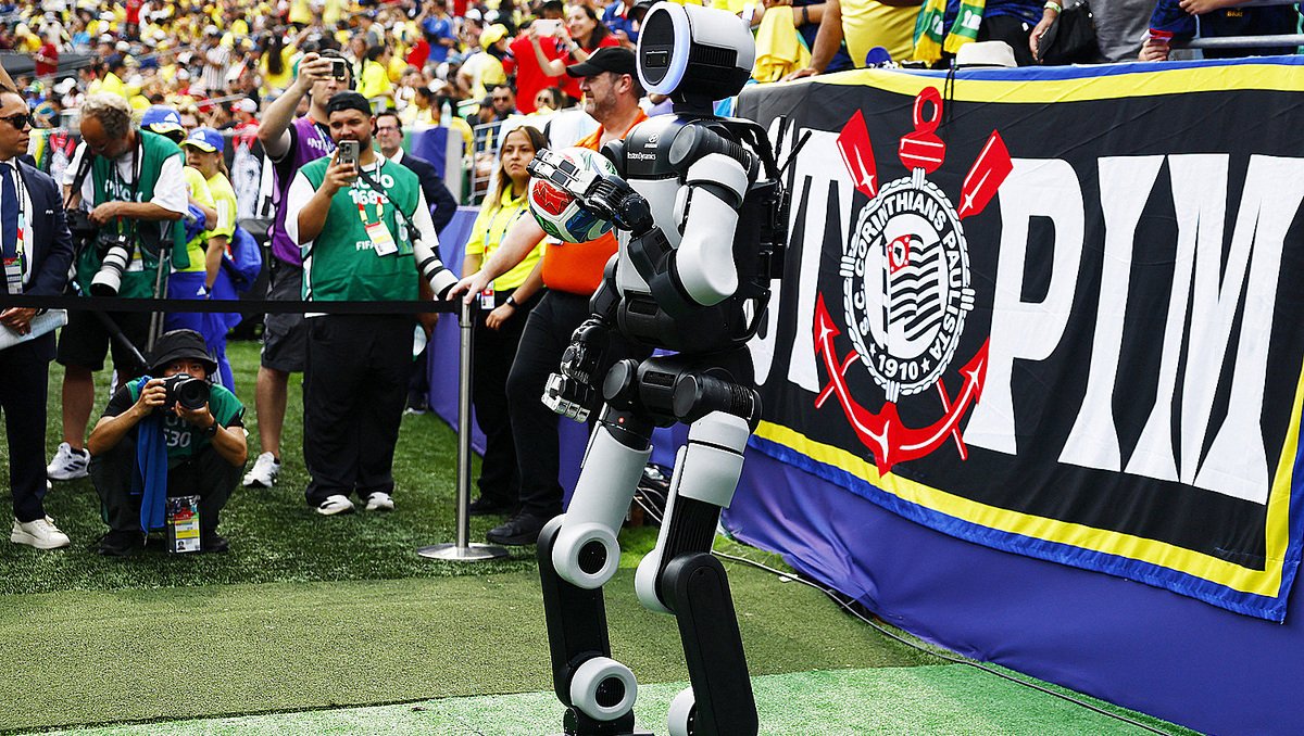 Robot humanoid Atlas tỏa sáng trong khoảng giữa trận World Cup Brazil - Na Uy