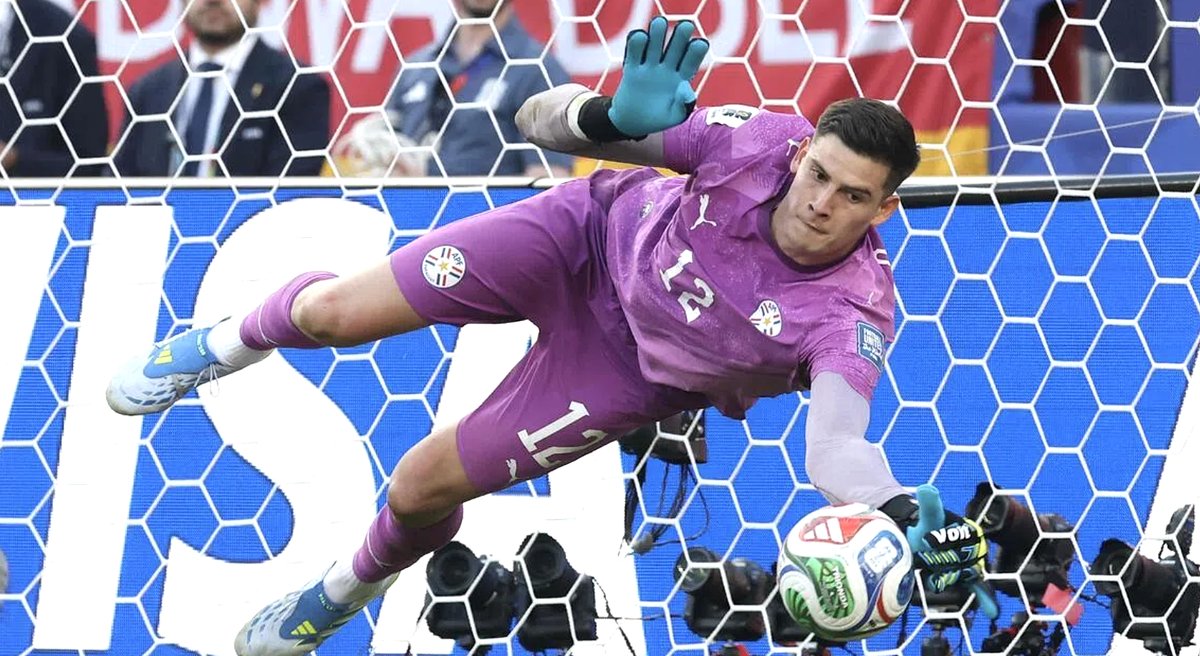 Thủ môn Paraguay từng phải thanh lý tài sản để cứu con, nay là anh hùng loại Đức khỏi World Cup