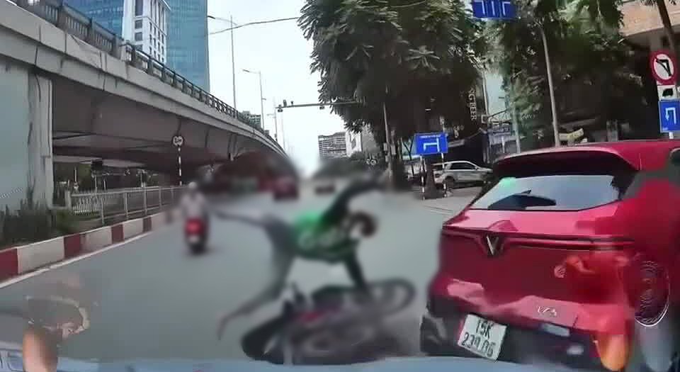 Xe ô tô lùi từ vỉa hè bất ngờ tăng tốc, đụng vào xe máy rồi tiếp tục đâm ô tô khác