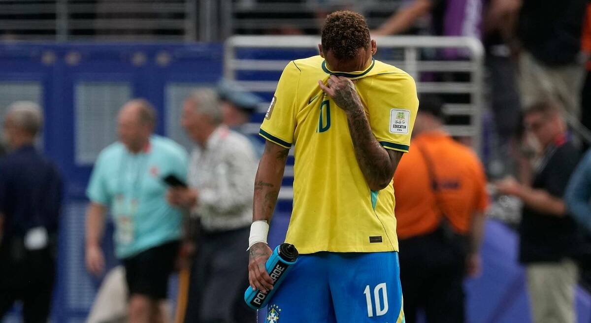 Neymar lệ rơi khi nước mắt giấu nỗi buồn chinh phục kỷ lục huyền thoại