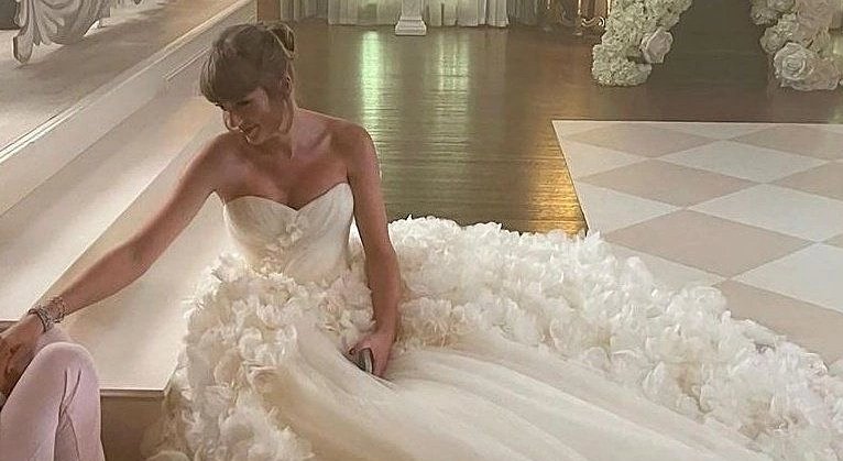 Taylor Swift mặc váy Dior lịch sự trong hôn lễ cùng cầu thủ Travis Kelce