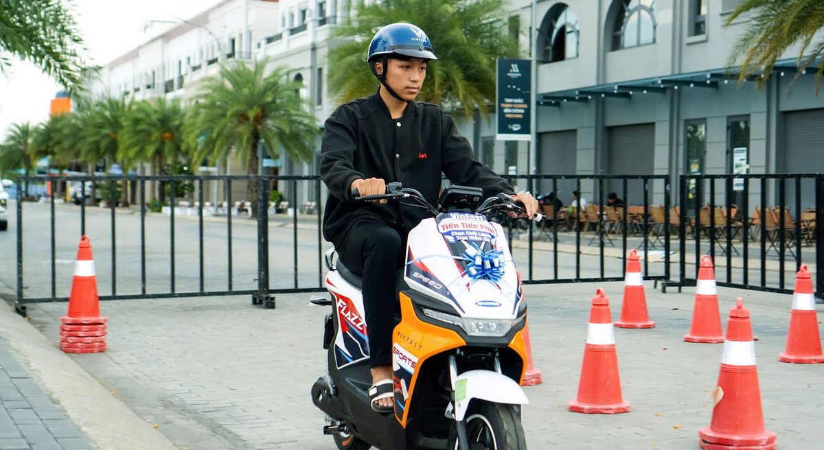 Flazz Max - Chiếc xe máy điện được thiết kế dành riêng cho học sinh