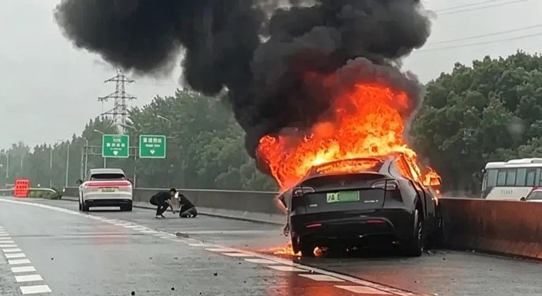 Xe Tesla Model Y bốc cháy dữ dội sau va chạm trên cao tốc Trung Quốc