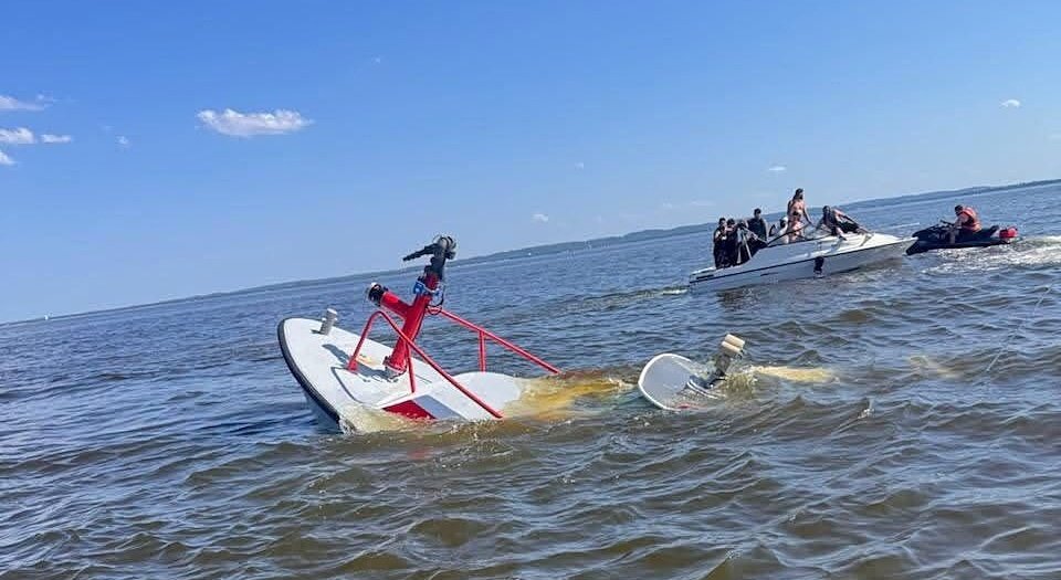 Tàu cứu hỏa bị chìm sau va chạm với cá voi ngoài khơi New Jersey