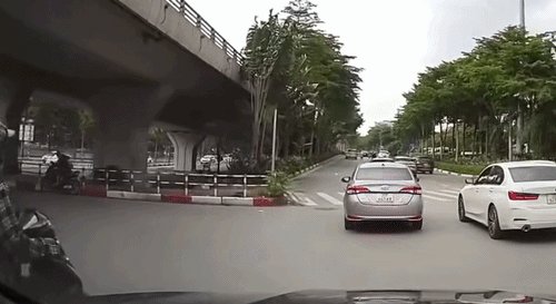 Chiếc xe máy gặp nạn khi xảy ra va chạm với ô tô - trách nhiệm thuộc về ai?