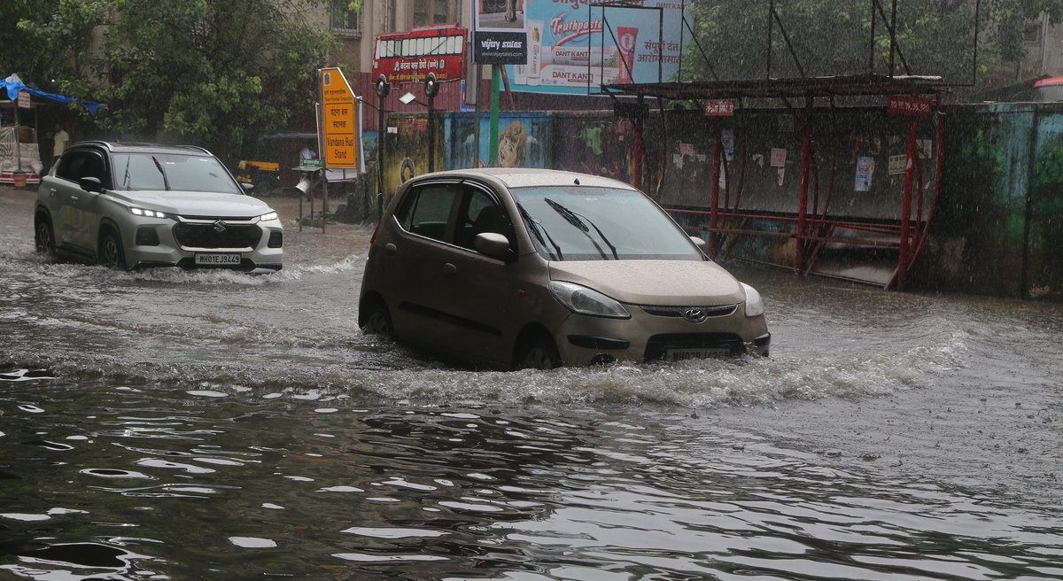 Thành phố Mumbai chìm trong khủng hoảng lũ lụt do mưa bão dữ dội