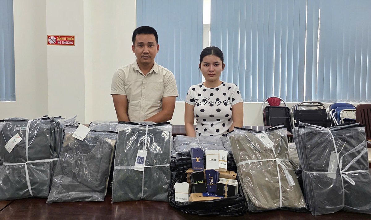 Cặp vợ chồng bị bắt vì sản xuất hơn 15.000 áo thun giả các thương hiệu nổi tiếng