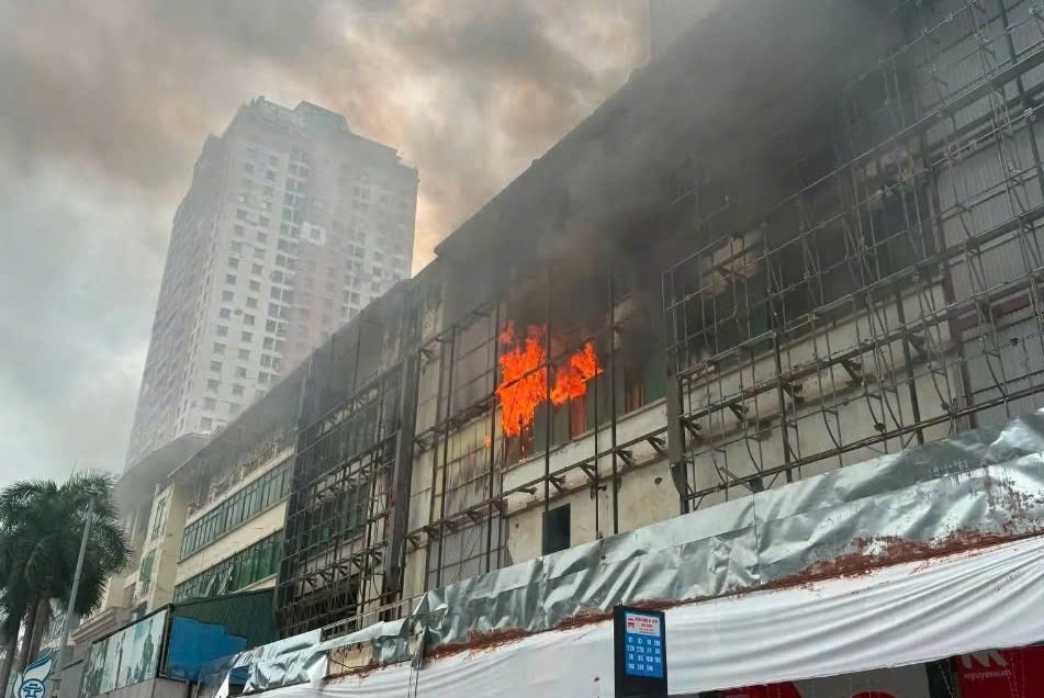 Siêu thị điện máy bỏ không tại Hà Nội bùng cháy dữ dội sáng sớm