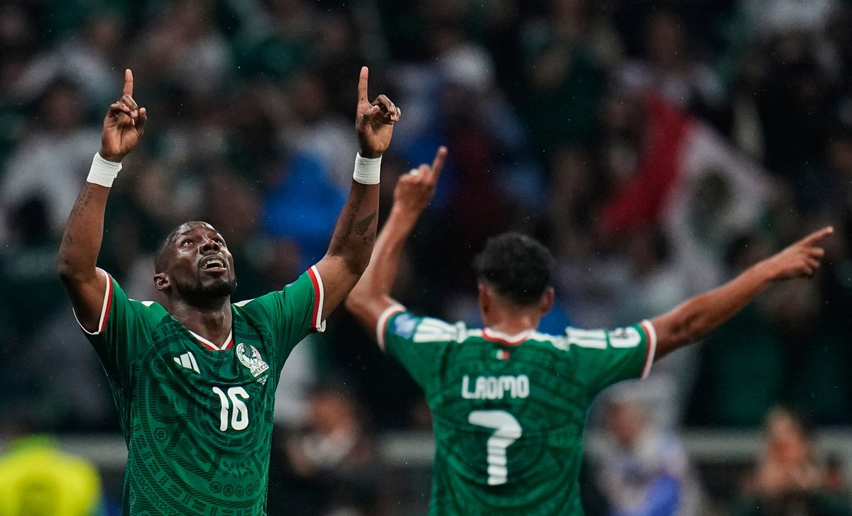 Chiến thắng bóng đá México gây rung chuyển mặt đất