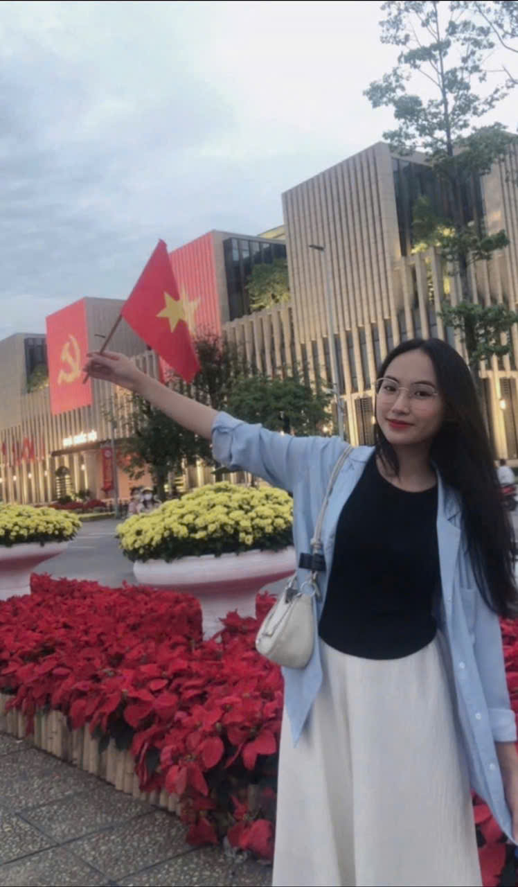 Thu Quyên cầm lá cờ Tổ quốc