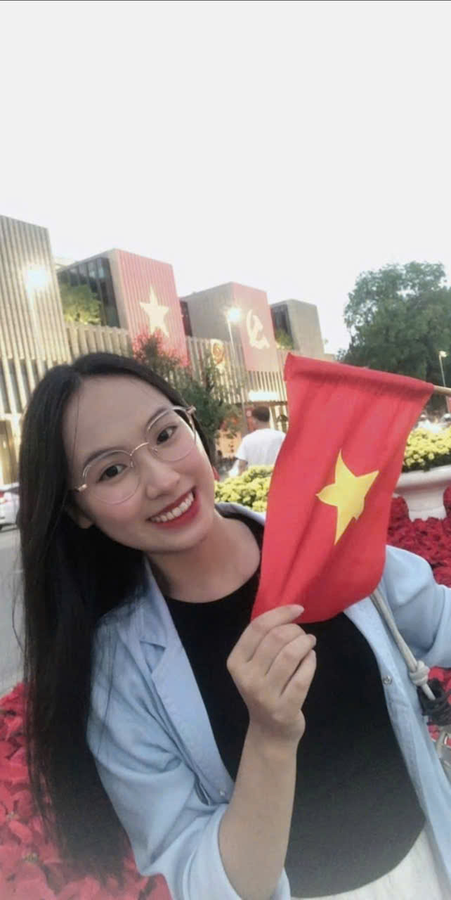 Thu Quyên bên không gian rực rỡ cờ hoa